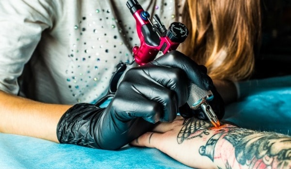 As tatuagens são feitas por meio da aplicação de tinta na derme