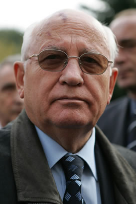 Em 25 de dezembro de 1991, a renúncia de Mikhail Gorbachev oficializou o fim da URSS.*