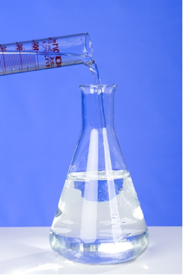 A partir de uma solução de concentração conhecida, um químico consegue obter outras soluções de concentrações diferentes, através de sua diluição.
