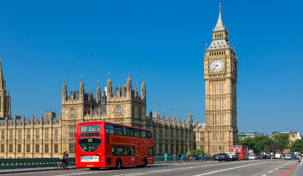 A Torre do Big Ben abriga o Parlamento Inglês desde o século XX.*