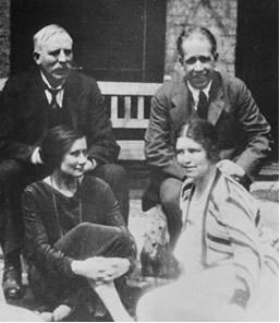 Böhr (à direita), sua esposa à sua frente e ao seu lado Ernest Rutherford (à esquerda)