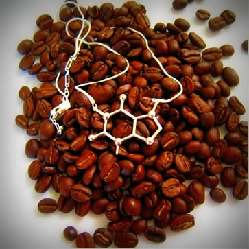 Estrutura da cafeína sobre grãos de café