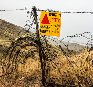Cerca e placa de informação sobre existência de minas terrestres nas Colinas de Golã, colocadas durante a Guerra dos Seis Dias