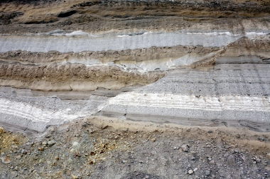 Imagem de um princípio de falha geológica em um corpo rochoso
