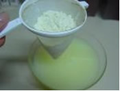 Peneirando os coágulos de proteínas do leite