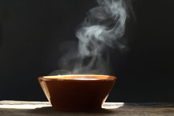O vapor que sobe da xícara faz esse movimento devido ao processo de convecção.