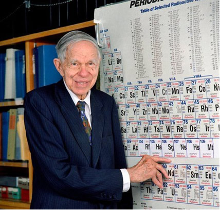 Glenn T. Seaborg mostrando o elemento transurânico na Tabela Periódica, que foi denominado de seabórgio em sua homenagem
