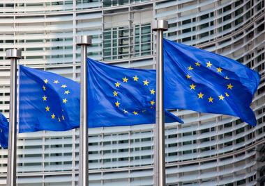 Bandeiras da União Europeia em frente à sede da Comissão Europeia em Bruxelas