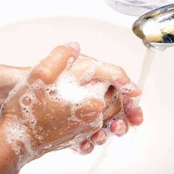 O ato de lavar as mãos repetidas vezes pode ser considerado uma compulsão – característica dos portadores de TOC