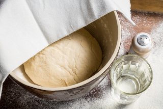 Já se perguntou por que o sal é adicional à massa de pão?