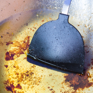 Qual é o risco para o meio ambiente quando descartamos o óleo de cozinha usado no ralo da pia, no vaso ou no lixo comum?
