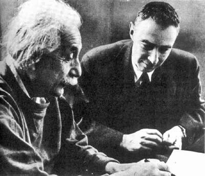 Na foto, tirada por volta de 1950, Einstein conversa com Oppenheimer, diretor do programa que daria origem à bomba atômica.