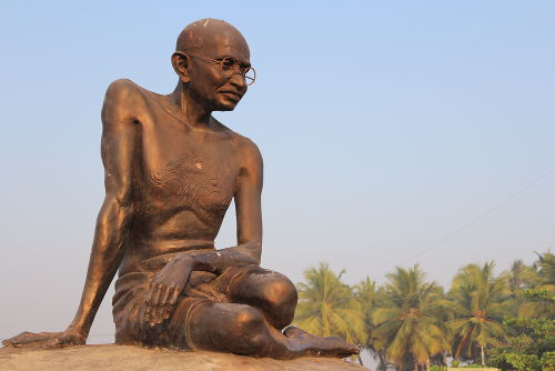 Estátua construída em homenagem a Mahatma Gandhi em Malpe, no sul da Índia*