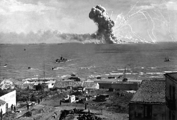 Explosão de navio americano após ser atingido por uma bomba lançada pelos alemães durante o desembarque dos Aliados na Sicília.