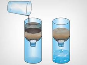 É possível filtrar a água utilizando materiais simples
