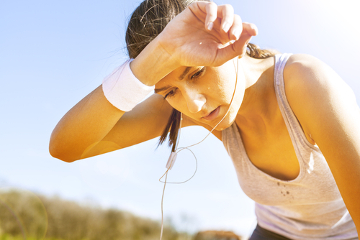 Em dias quentes e ao praticar exercícios, ocorre uma perda acentuada de água pelo suor