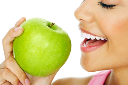 A maçã é um exemplo de alimento detergente que auxilia na saúde bucal