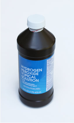 A água oxigenada (solução aquosa de peróxido de hidrogênio) é guardada em frascos opacos ou escuros, porque a luz solar causa a sua decomposição
