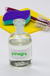 O vinagre pode ser usado em limpeza doméstica para acabar com muitos cheiros desagradáveis