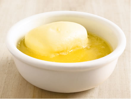 A hidrogenação é a transformação de óleos vegetais em gorduras semissólidas, como as margarinas