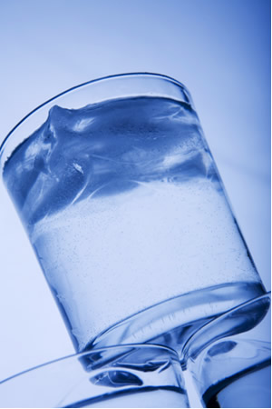 Neste experimento, a cristalização parecida com a formação do gelo ocorre a partir do cristal adicionado e se estende por todo o copo