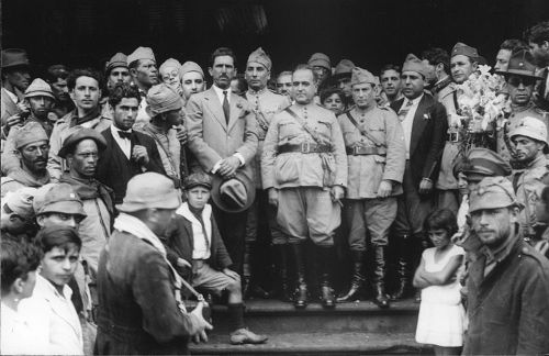 Getúlio Vargas, no centro da imagem, com uniforme militar, em 1930.