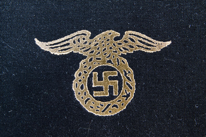 Águia e suástica nazista gravadas em uma capa de livro