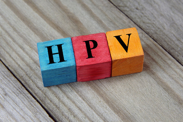 HPV é a sigla em inglês para papilomavírus humano (Human Papiloma Virus).