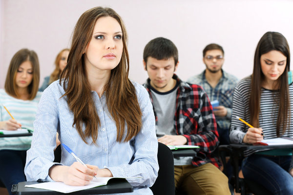 Manter a atenção na sala de aula nem sempre é tarefa fácil. É necessário foco e disciplina.