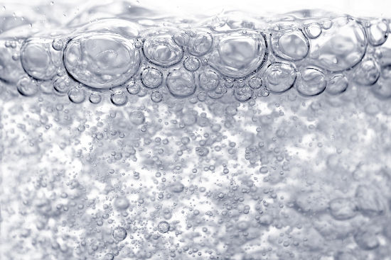 Moléculas de água passando do estado líquido para o estado de vapor