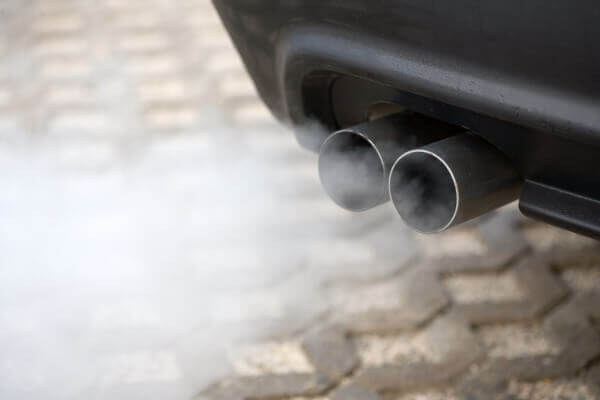 A queima de combustíveis dos automóveis é uma das principais fontes de emissão de monóxido de carbono.