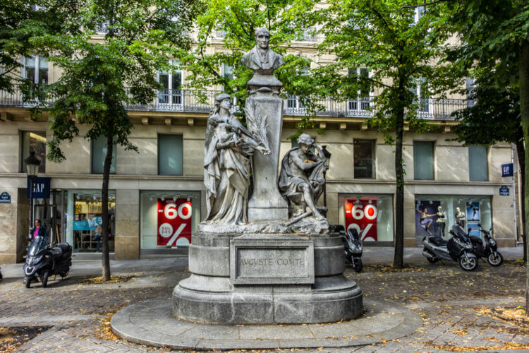 Monumento em homenagem ao filósofo Auguste Comte, fundador do positivismo.*