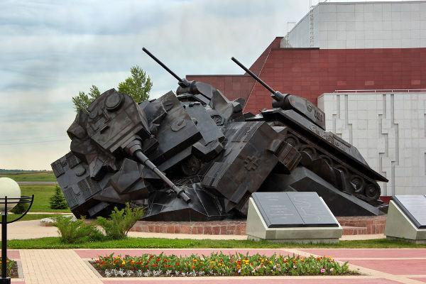 Monumento em homenagem ao confronto dos blindados durante a batalha de Kursk*