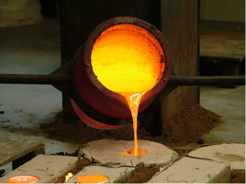 Na produção de ligas metálicas, os metais e outros elementos passam por tratamentos térmicos que alteram suas propriedades
