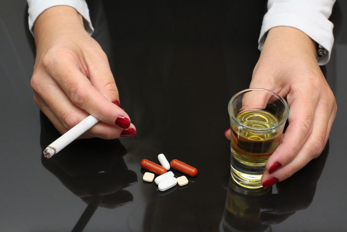 O álcool, o cigarro e os medicamentos são exemplos de drogas lícitas no Brasil