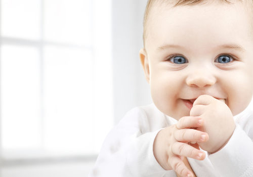 O bebê, ao colocar objetos na boca, está reconhecendo o ambiente em que vive