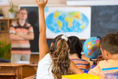 Professor De Escola Em Sala De Aula. Lição De Geografia. Educação