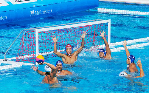 O polo aquático é um esporte praticado em piscinas