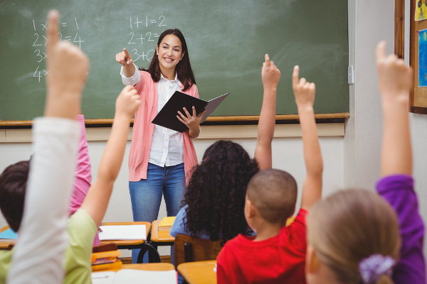 O professor que consegue aplicar diferentes estratégias de ensino-aprendizagem em suas aulas consegue que seus alunos obtenham melhores resultados.