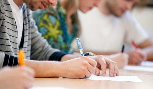 Estudantes fazendo prova