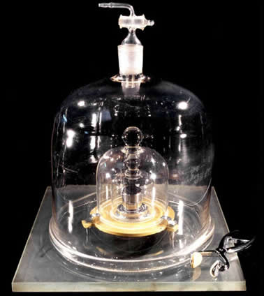 Quilograma Padrão O quilograma padrão é um pequeno cilindro constituído de uma liga de platina e irídio