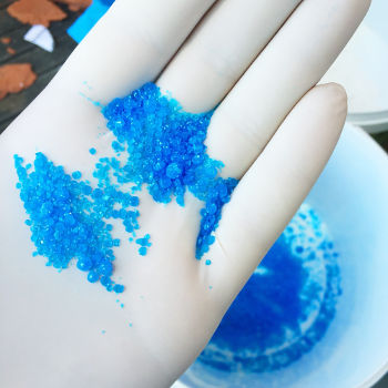 O sal hidratado sulfato de cobre apresenta-se na forma de cristais azuis