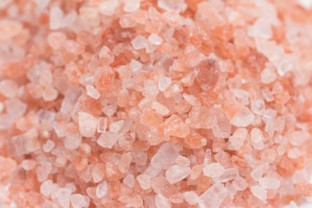 O sal rosa do Himalaia destaca-se pela coloração rosácea
