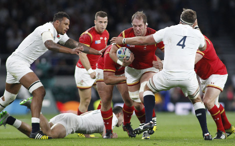 Jogador de rugby que corre com a bola