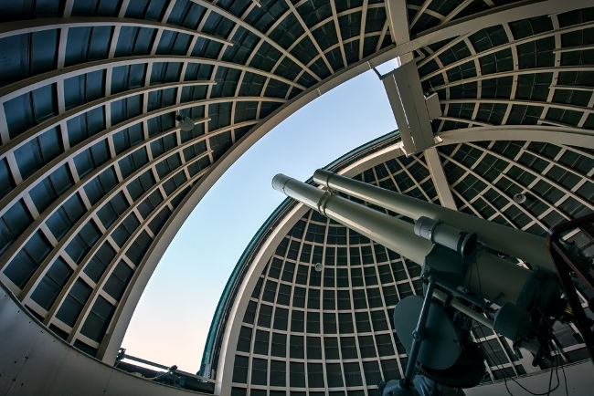 Os telescópios são instrumentos ópticos usados para focalizar objetos distantes, ampliando em muitas vezes o seu tamanho.