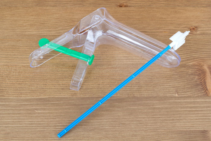 Para o exame de Papanicolau são utilizados o espéculo e a escova de coleta endocervical