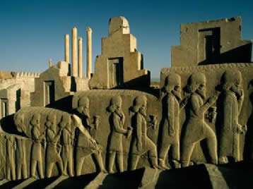 Persépolis – arquitetura imponente, trabalhada em prata e ouro. Esculturas em relevo simbolizam oferendas ao rei