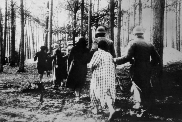Prisioneiros poloneses são levados para a execução em foto de 1941 *