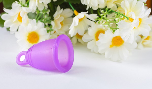 Produto feito de silicone, o coletor menstrual assemelha-se a uma pequena taça