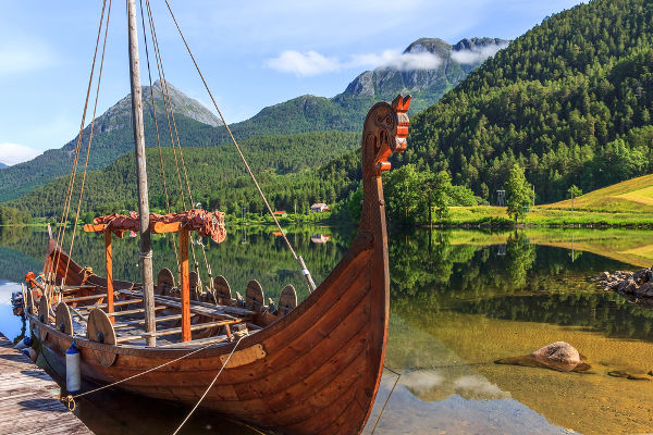 Réplica de um tradicional barco viking, semelhante aos usados nas invasões normandas ao Reino dos Francos *